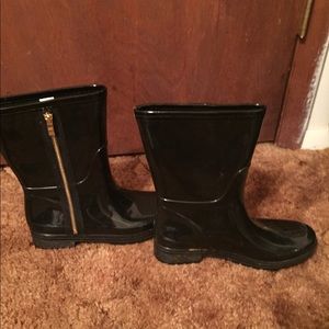 Women’s black rain boots